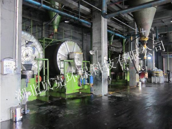 一種防拖線移動(dòng)式液壓傾翻設(shè)備（實(shí)用新型）